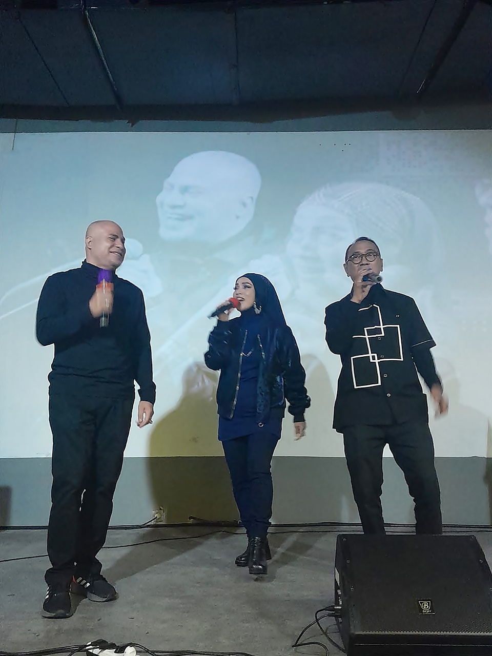 Jaja, Imaniar dan Yossi on stage